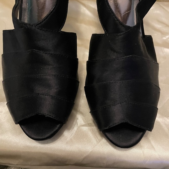 Like new! Macy's International Satin Black 4 inch Heels size 7.5 - Picture 13 of 13